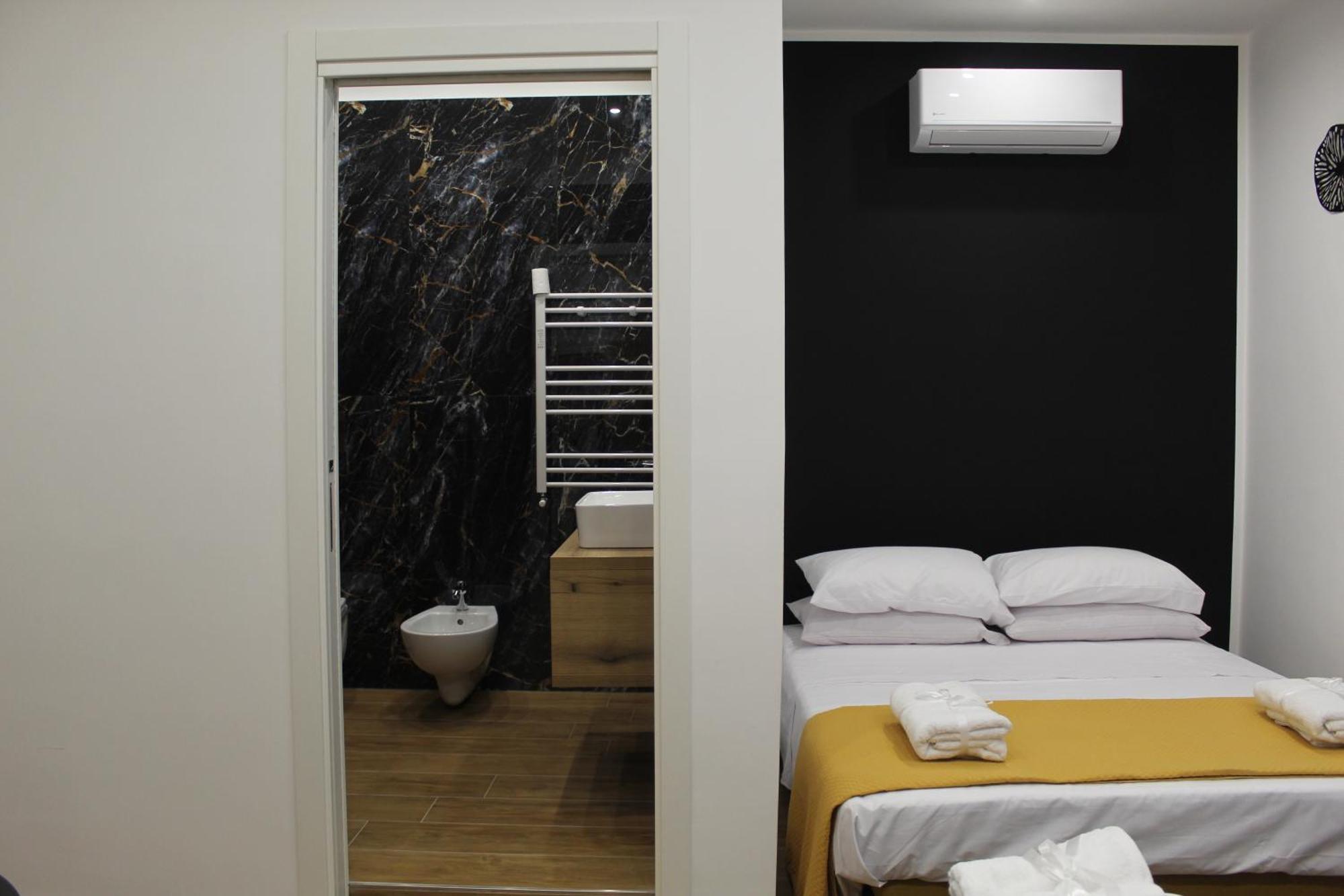 Blackwoody Contemporary Rooms - Napoli Centro Storico Dış mekan fotoğraf